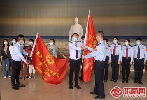 中國僑網(wǎng)黨員突擊隊啟動授旗儀式現(xiàn)場 東南網(wǎng)記者 李霖 攝