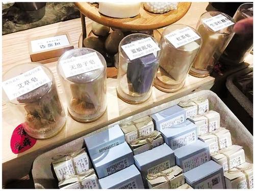 中國(guó)僑網(wǎng)蔡燕航和他做的肥皂