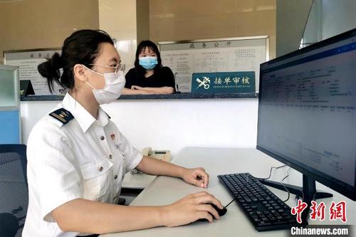 中國(guó)僑網(wǎng)泉州海關(guān)接受晉江鞋紡城市場(chǎng)采購(gòu)試點(diǎn)出口貨物申報(bào)。 何麗玲 攝