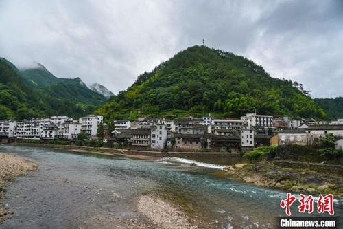 中國(guó)僑網(wǎng)紅色古鎮(zhèn)浙江遂昌王村口。 范宇斌 攝