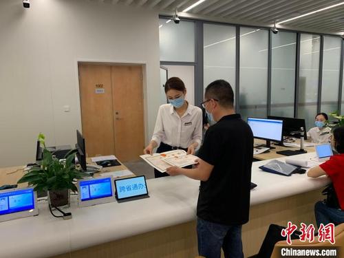 中國僑網(wǎng)圖為:市民正在辦理證件。 游振云供圖