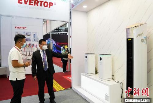 中國僑網(wǎng)廣東志高空調有關負責人向采購商介紹空調產品 程景偉 攝