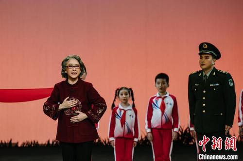 中國僑網潮劇《大山里的國旗》在廣州友誼劇院正式首演 映洲 攝