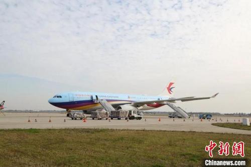 中國僑網(wǎng)浙江溫州往返美國洛杉磯國際貨運航線正式開通?!刂莅l(fā)布供圖