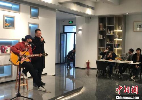 中國僑網(wǎng)臺胞唱歌迎新春 曾楊潔 攝