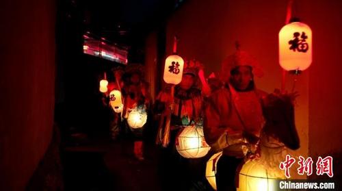 中國僑網(wǎng)馬燈舞表演 余自強(qiáng) 攝