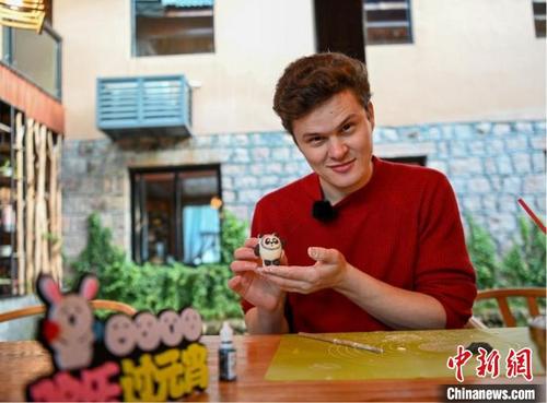 中國僑網(wǎng)Akmal展示冰墩墩湯圓 潘聰聰 攝