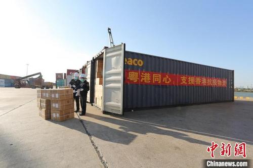中國僑網(wǎng)佛山海關(guān)駐順德辦事處關(guān)員對供港物資進行檢查 關(guān)悅 攝