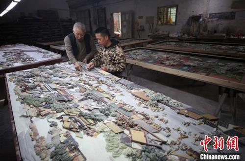 中國僑網(wǎng)巨幅彩石鑲嵌作品《清明上河圖》 王志 攝