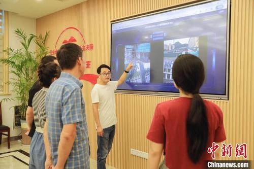 中國(guó)僑網(wǎng)大余村人大代表聯(lián)絡(luò)站一角的電子屏 天荒坪鎮(zhèn)人大 供圖