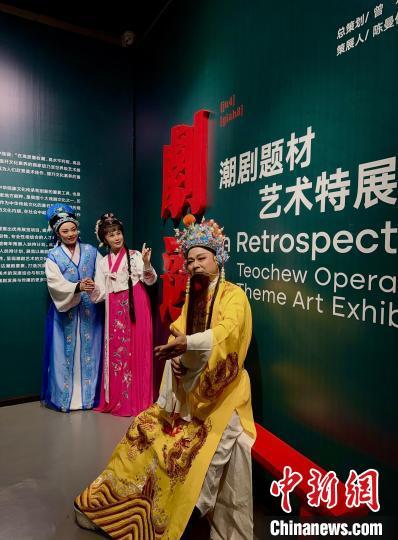 中國僑網(wǎng)圖為演員在展覽現(xiàn)場進(jìn)行即興表演。謝曉潔 攝