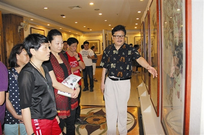 中國(guó)僑網(wǎng)香港鄉(xiāng)親在云桐軒文化創(chuàng)意園參觀考察。(謝青蕓 攝)