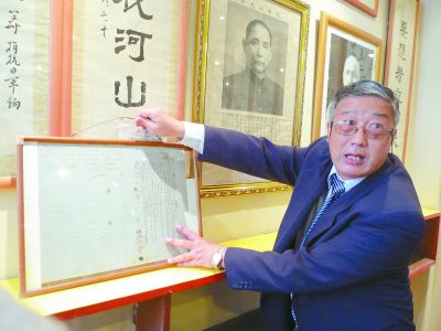 秘魯中山隆鎮(zhèn)隆善社是有著107年歷史的僑團，因在抗戰(zhàn)期間為中國捐款得到周恩來、馮玉祥等人的題字。圖為僑領(lǐng)向南方日報記者介紹這段光榮歷史。