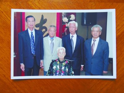 鄭潮炯妻子鐘彩合與兒子們的合影。后排左二為鄭社義。劉進(jìn)供圖