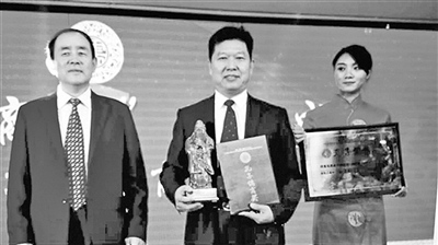 許金聰(中)領(lǐng)獎。