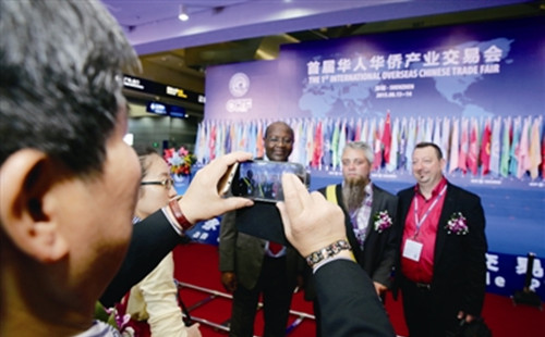 首屆“僑交會”上外國買家扎堆。(深圳僑報