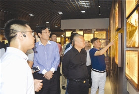 蔡國偉、王榮忠在參觀“百年跨國兩地書——福建僑批檔案展”