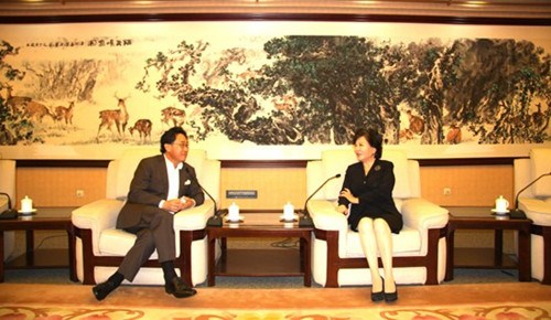 裘援平主任會見新加坡萬邦集團(tuán)主席曹慰德