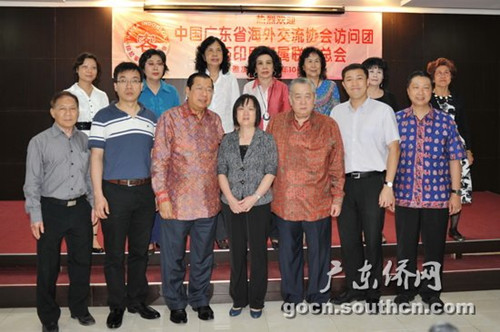 中國僑網(wǎng)與印尼客屬總會座談會嘉賓合影