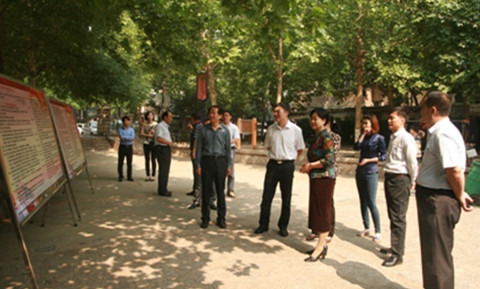 中國僑網(wǎng)國僑辦國內(nèi)司僑政處處長張凌參觀無影潭社區(qū)。