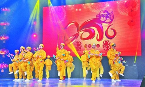 圖為旅法華人華僑子女表演節(jié)目《金猴鬧春》(黃昊攝