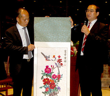 郭軍向華協(xié)贈(zèng)禮品。(巴西《南美僑報(bào)》)