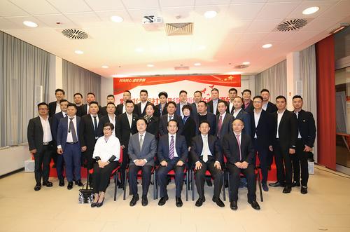 中國僑網(wǎng)代表團(tuán)一行與部分參加座談會的嘉賓合影。