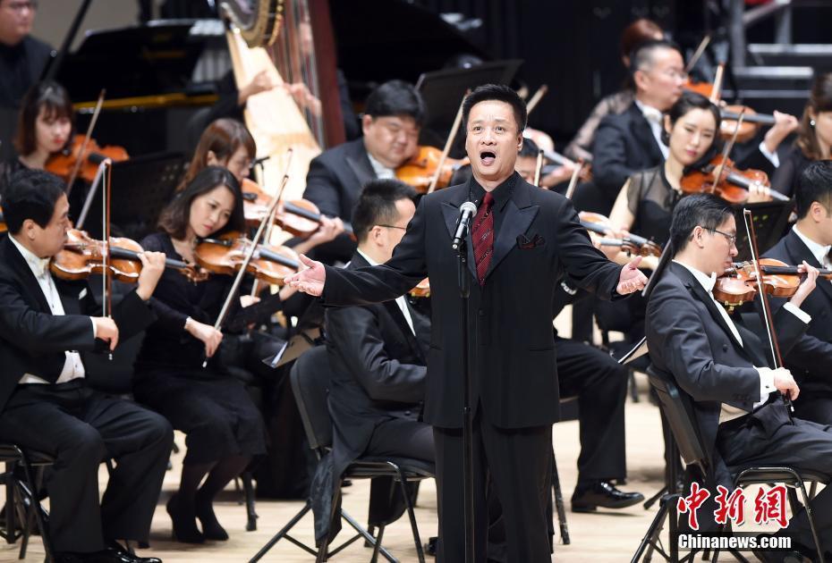 著名歌唱家閻維文應(yīng)邀獻藝