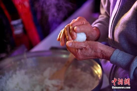 加拿大68歲中國(guó)老太太為生病鄰居做飯