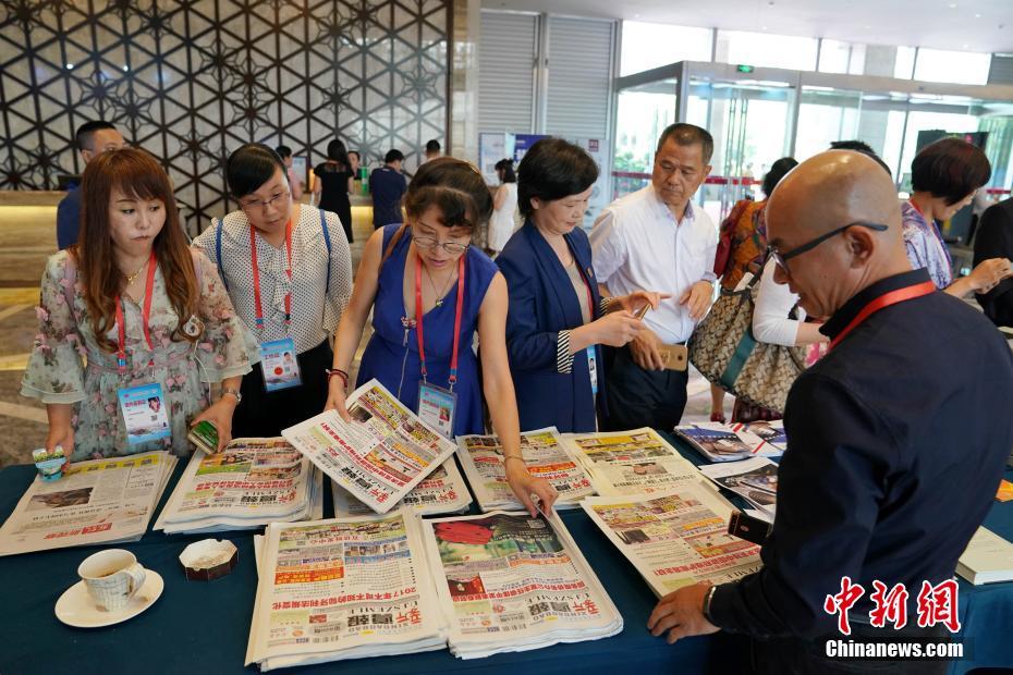 匈牙利華文媒體人在會議間歇介紹《新導報》