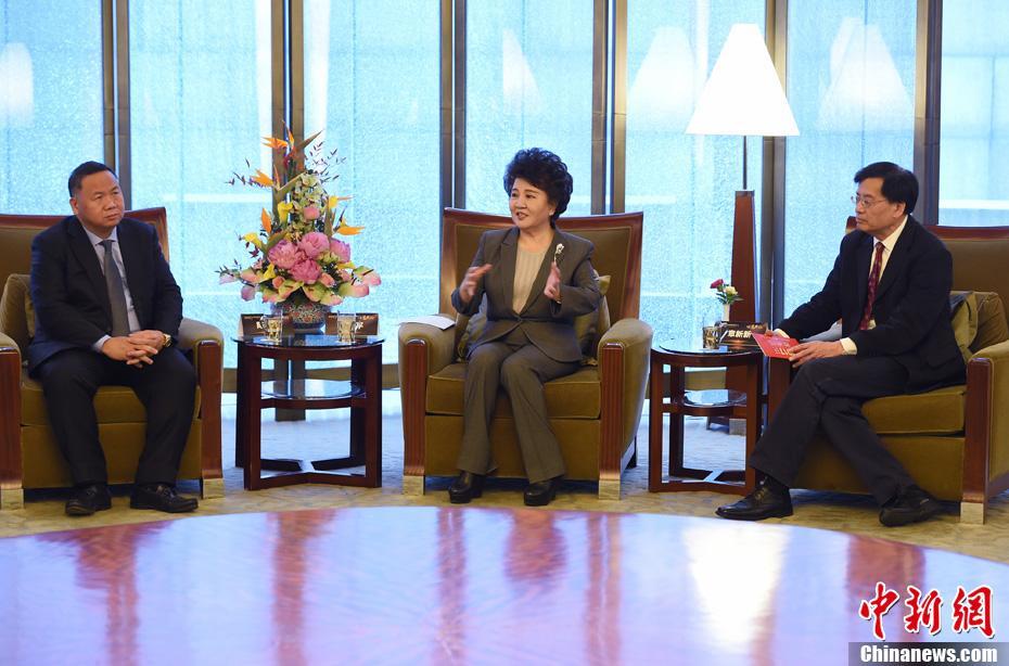 裘援平會(huì)見“2017全球華僑華人新聞人物”當(dāng)選代表