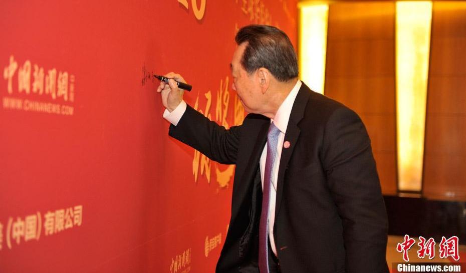 嘉賓步入紅毯，謝國民簽名并留影