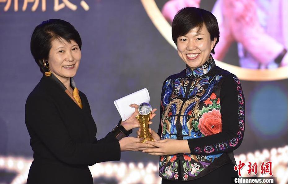 中國新聞社總編輯王曉暉（左）為葉嘉瑩代表、葉嘉瑩助手張靜頒獎