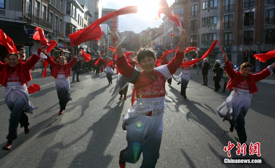 盛裝巡游逛廟會(huì) 比利時(shí)華僑華人熱鬧過年