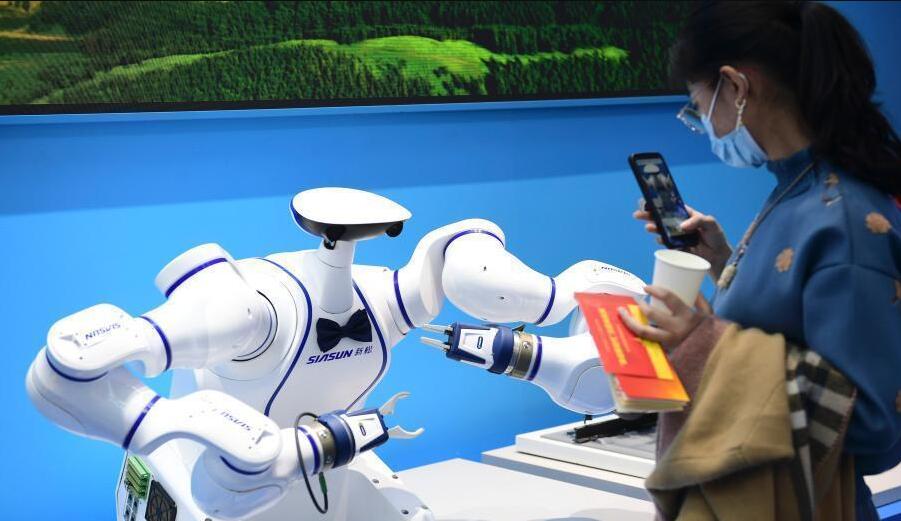 “奮進(jìn)新時代”主題成就展：雙臂協(xié)作機器人吸引參觀者