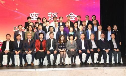 中國僑網(wǎng)遼寧省僑聯(lián)代表團和米蘭僑團負責(zé)人合影。(意大利《歐聯(lián)網(wǎng)》/胡志煉 攝)