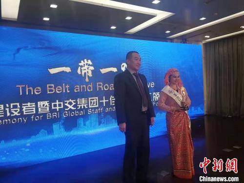 中國僑網(wǎng)中交集團為外籍十佳員工頒獎 周銳 攝