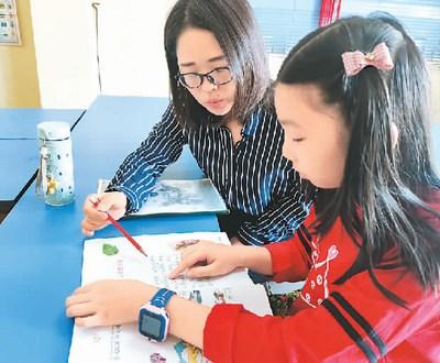 中國僑網(wǎng)緬甸小姑娘劉美珠跟老師學中文(《人民日報海外版》/葉曉楠 攝)