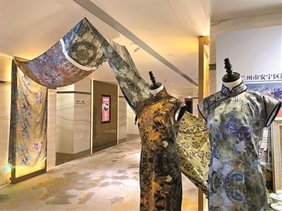 中國僑網(wǎng)“絲綢古道”走進“千年商都”(蘭州-廣州)“一帶一路”蘭州城際文化交流活動暨文旅專場推介會上展示的絲綢制品。 廣州日報全媒體記者邱偉榮 攝