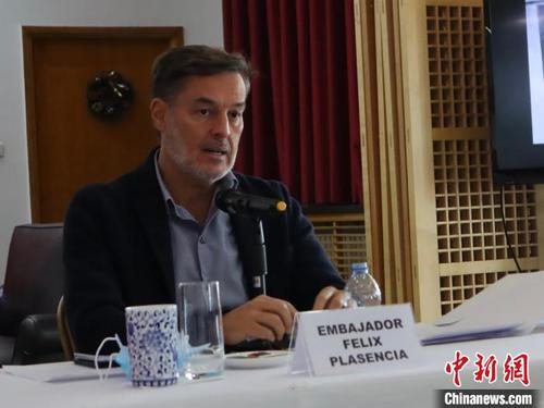 中國(guó)僑網(wǎng)圖為委內(nèi)瑞拉駐華大使普拉森西亞?!”■z