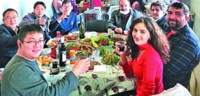 中國僑網(wǎng)國家電網(wǎng)員工與土籍員工共度春節(jié)。馮源供圖