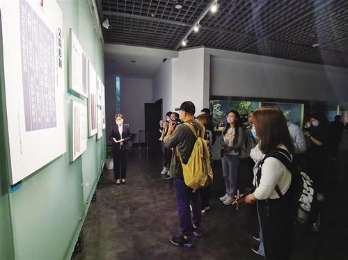 中國(guó)僑網(wǎng)采訪團(tuán)參觀長(zhǎng)沙簡(jiǎn)牘博物館 李昕 攝