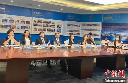 中國僑網圖為2021中國(廣西)—波蘭經貿合作論壇南寧線下會場?!↑S令妍 攝