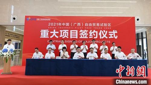 中國僑網(wǎng)圖為簽約儀式現(xiàn)場 林浩 攝