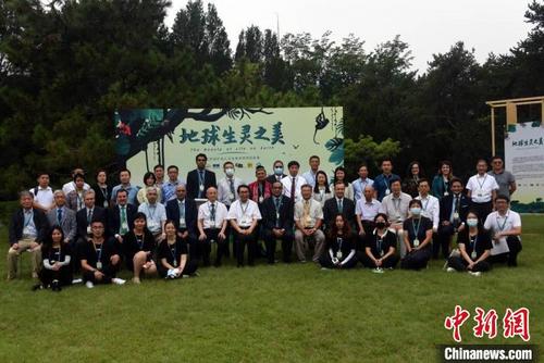 中國僑網(wǎng)參加科普展開幕活動的中外來賓合影。 中新社記者 孫自法 攝