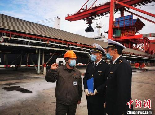 中國僑網寧波海關關員開展現場監(jiān)管。 張珂 攝