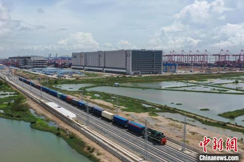 中國僑網(wǎng)廣州港南沙港區(qū)成功開行首趟中歐班列 陳驥旻 攝