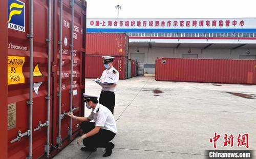 中國僑網(wǎng)海關(guān)關(guān)員現(xiàn)場監(jiān)管驗(yàn)核中歐班列集裝箱信息。 于久?!z
