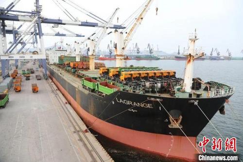 中國僑網(wǎng)山東港口煙臺港中非雙向物流通道再添新航線?!熍_港供圖