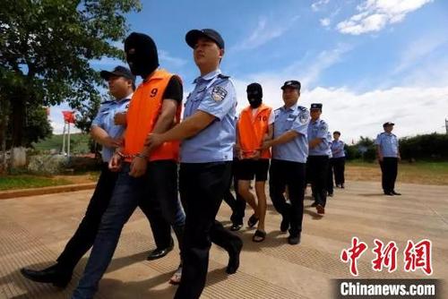 中國(guó)僑網(wǎng)圖為湖北安陸警方抓獲跨國(guó)電信詐騙犯罪集團(tuán)成員(資料圖) 湖北安陸市公安局供圖